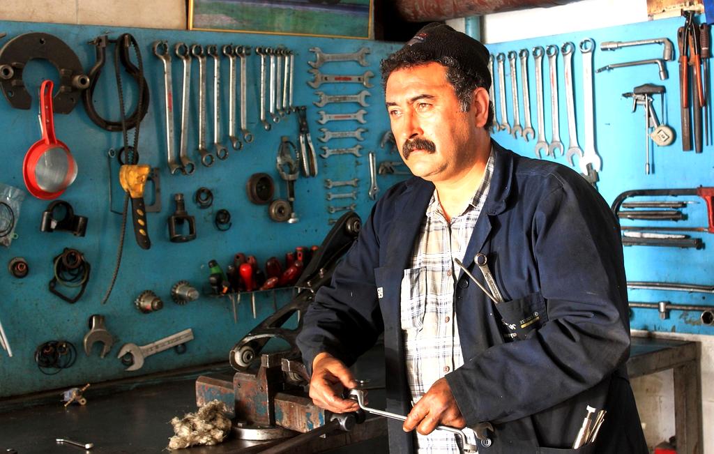 Zespół ekspertów budowlanych pracujących wspólnie