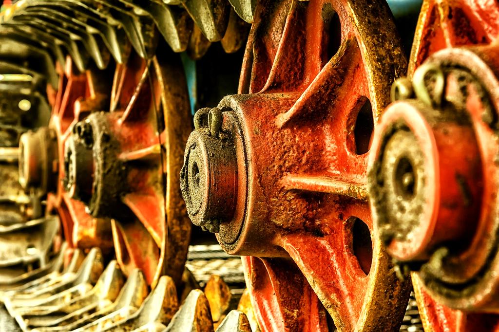 Zespół ekspertów podczas nadzoru budowlanego na placu budowy