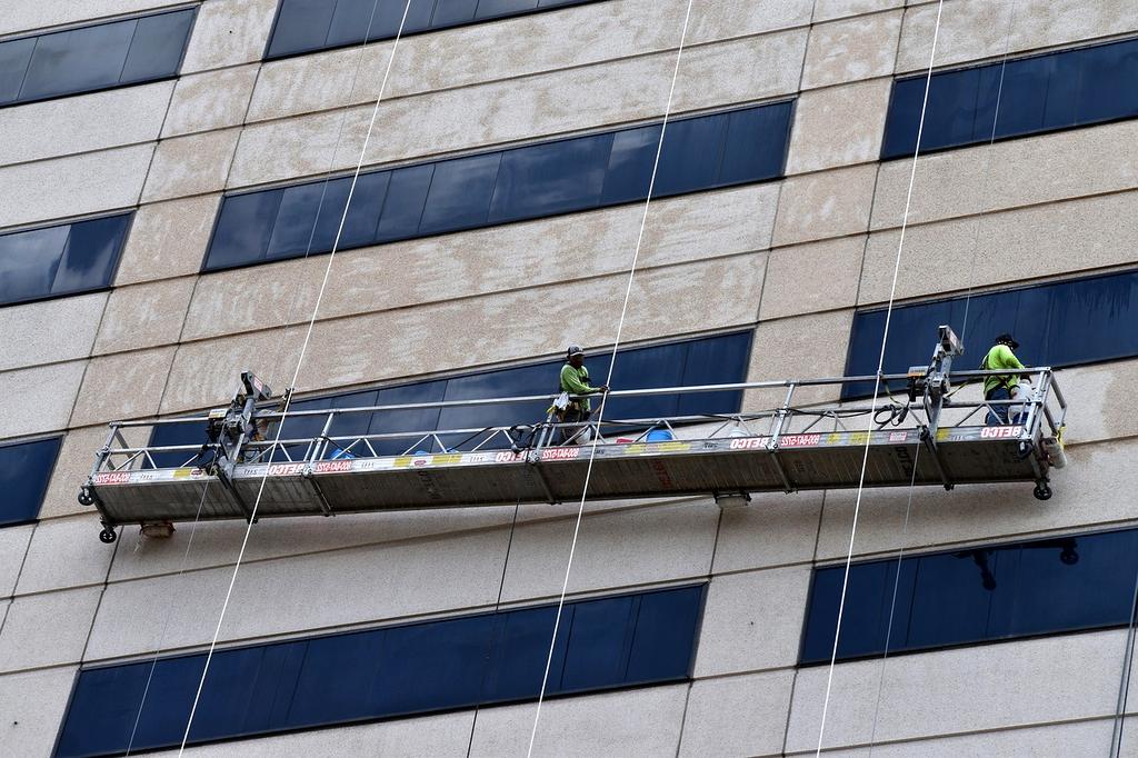 Ekspert budowlany analizujący projekt i przygotowujący profesjonalną wycenę