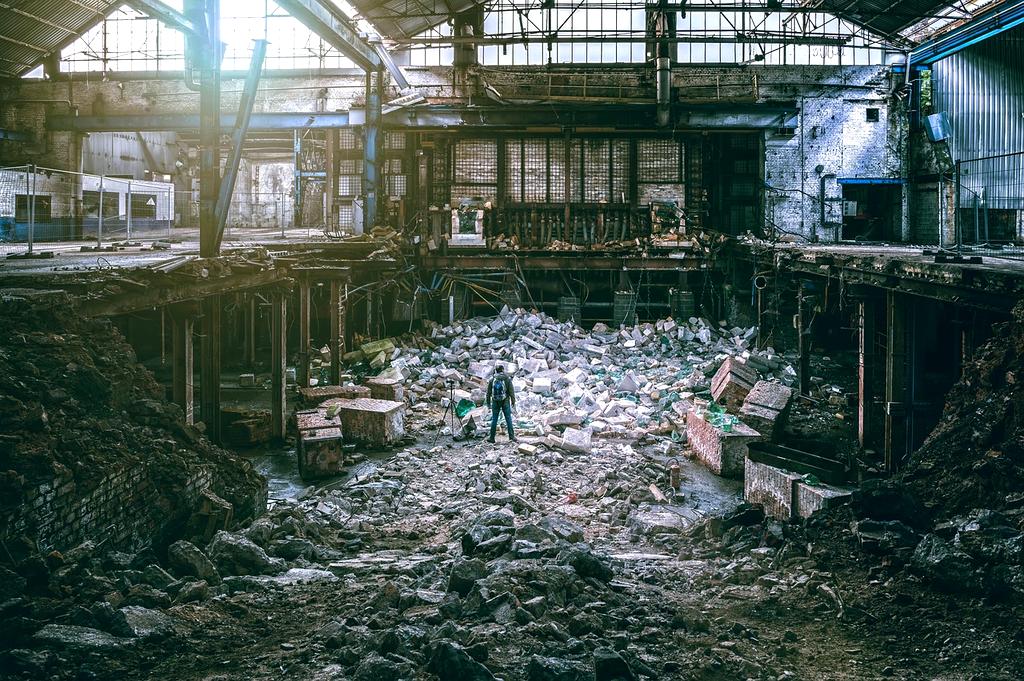 Zadowolony zespół ekspertów budowlanych po udanej realizacji projektu