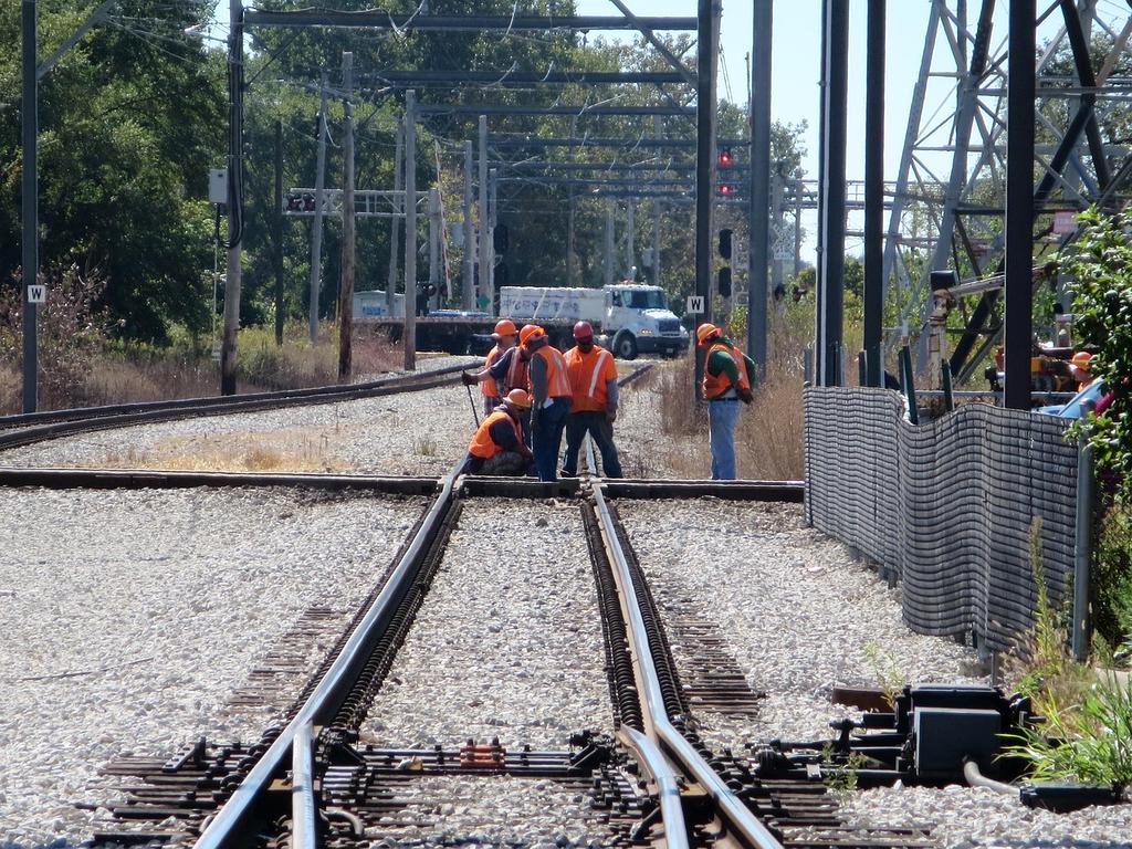 Menedżer projektu koordynujący prace budowlane z wykorzystaniem nowoczesnych technologii