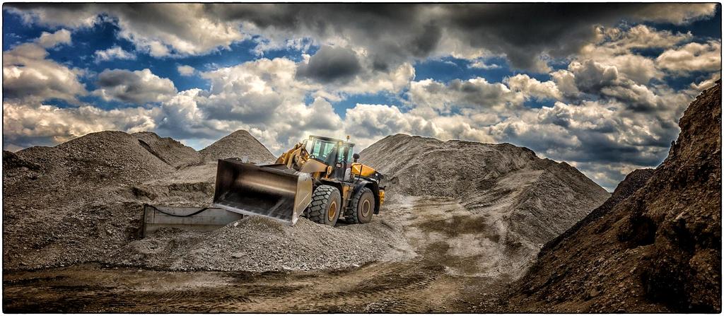 Eksperci analizujący plany budowlane i dokumentację techniczną